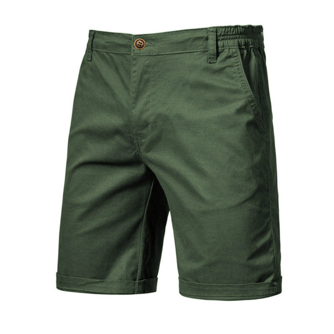 Uomo con pantaloncini estivi eleganti, perfetti per vacanza e spiaggia; outfit comodo.
