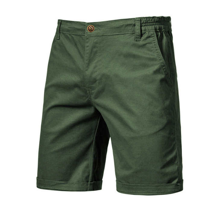 Uomo con pantaloncini estivi eleganti, perfetti per vacanza e spiaggia; outfit comodo.