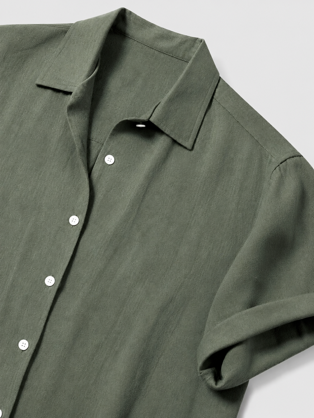Elegante camicia uomo a maniche corte verde oliva, leggera e confortevole, perfetta per l'estate casual.