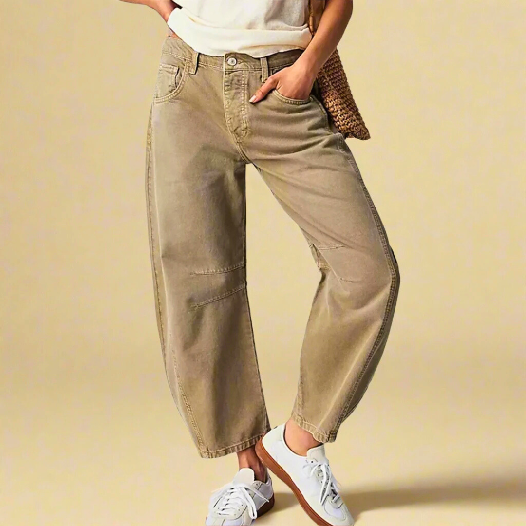 Jeans cropped donna, un capo casual elegante e versatile, perfetto per la moda primavera-autunno.
