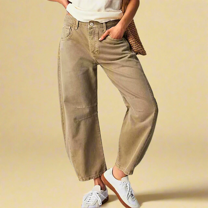 Jeans cropped donna, un capo casual elegante e versatile, perfetto per la moda primavera-autunno.