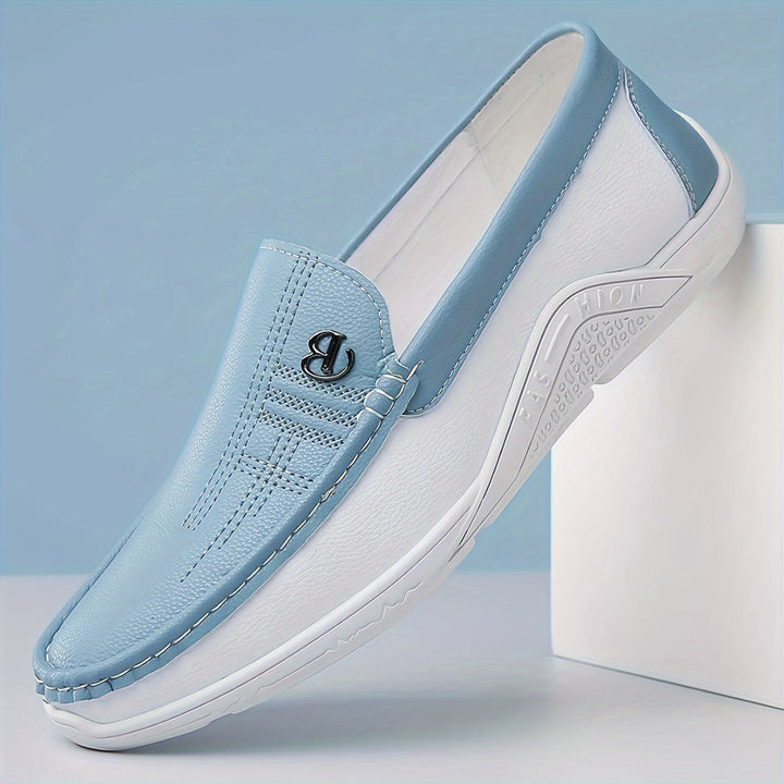 Mocassini uomo bianchi slip-on, comodi e leggeri. Perfetti per un tocco elegante e casual alla moda estiva.