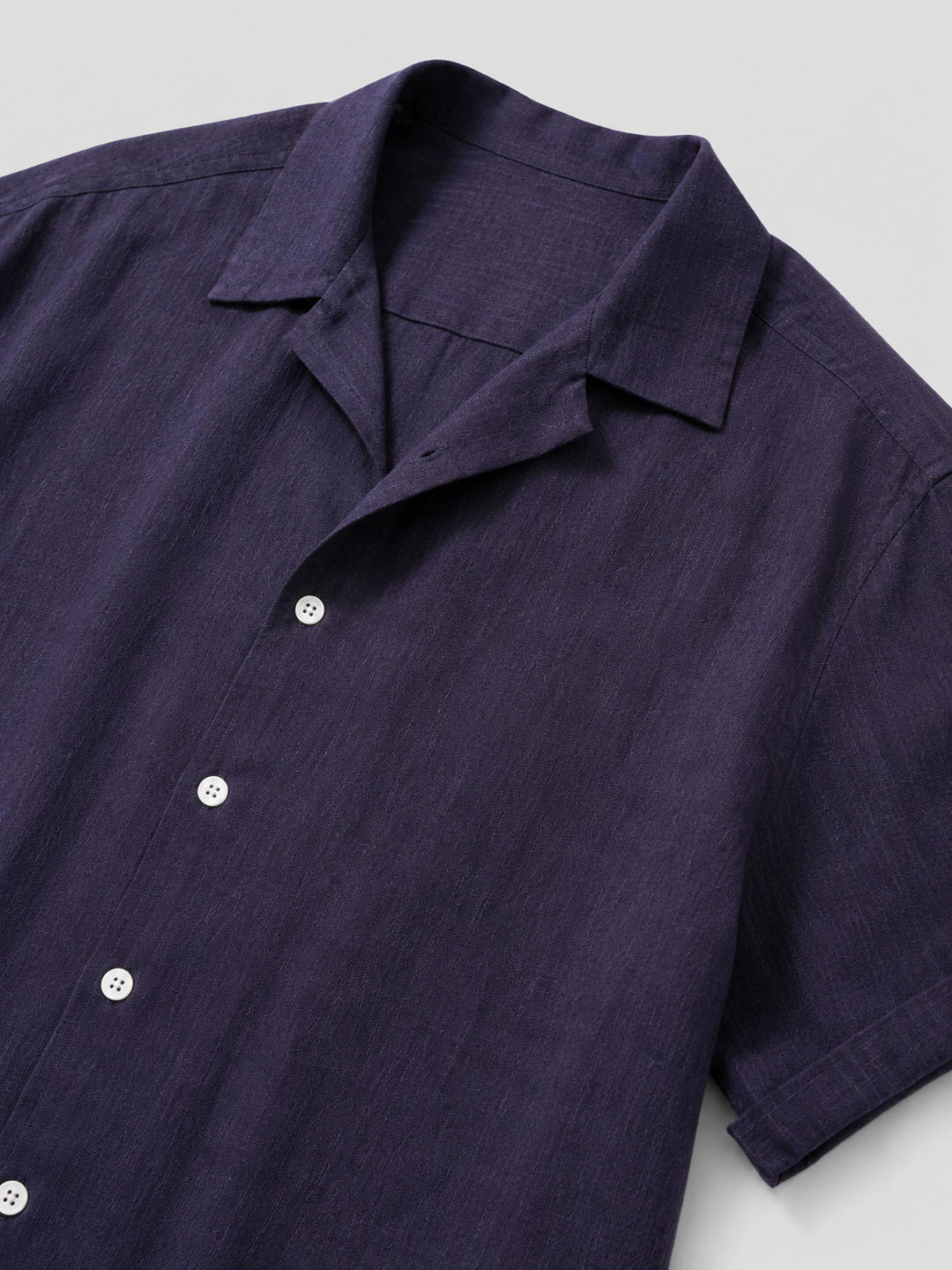 Camicia estiva uomo viola, tessuto leggero. Perfetta per abbigliamento casual o elegante. Moda uomo estiva.