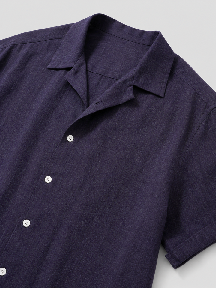 Camicia estiva uomo viola, tessuto leggero. Perfetta per abbigliamento casual o elegante. Moda uomo estiva.