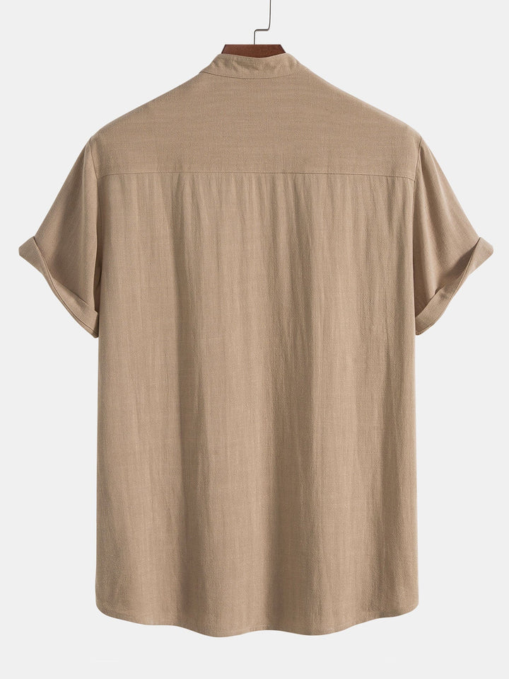 Set lino uomo casual elegante, camicia e pantalone coordinati, versatile per vacanze e tempo libero.