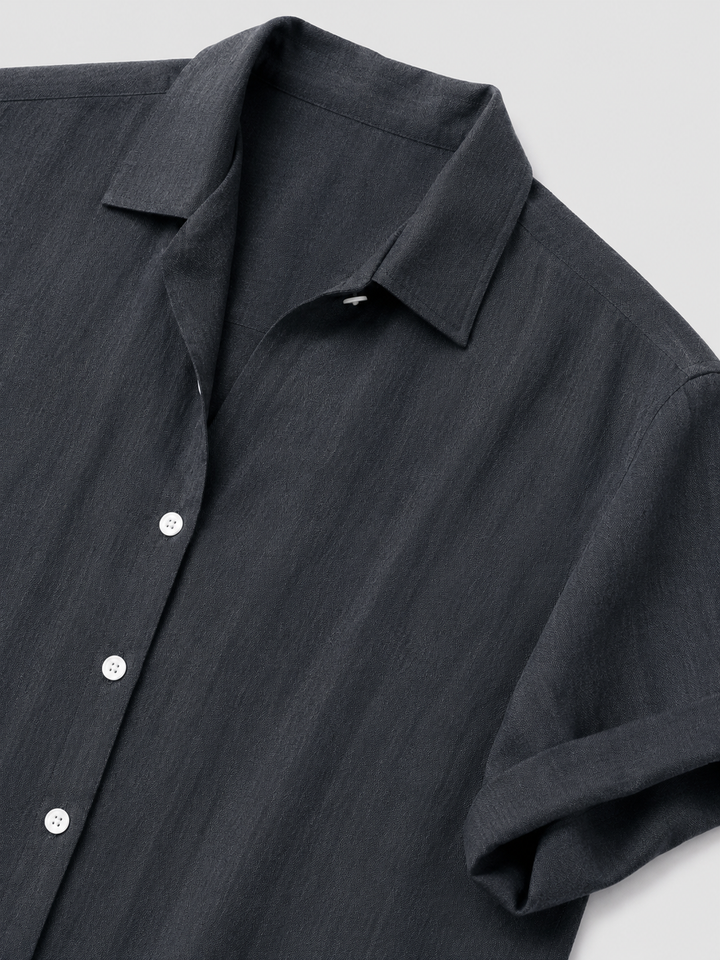 Camicia estiva leggera carbone da uomo, maniche corte, versatile per look casual o serate eleganti.