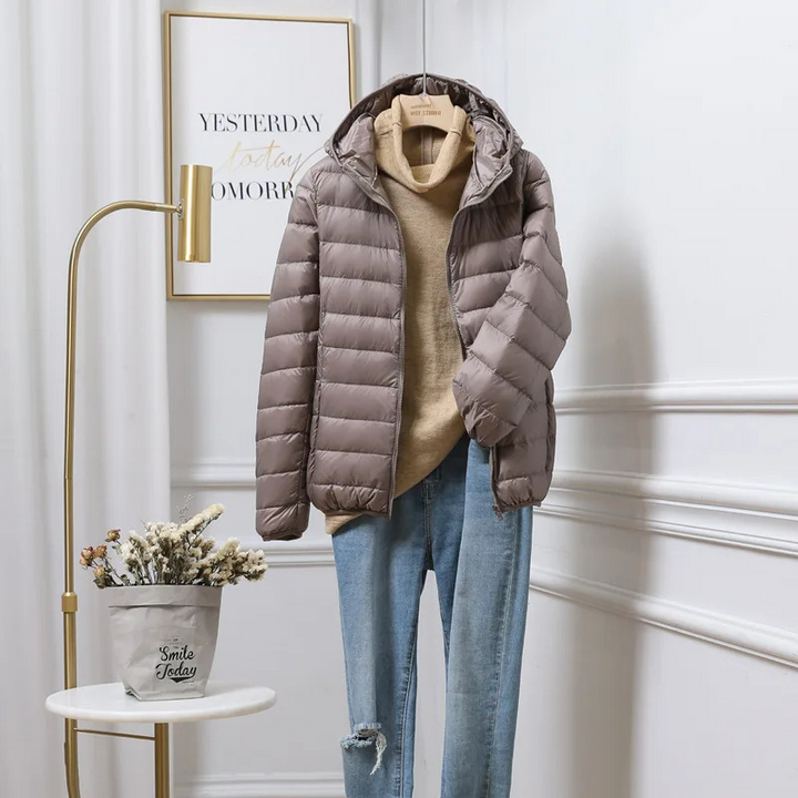 Giacca trapuntata leggera da donna, con cappuccio, per un look casual-elegante quotidiano.