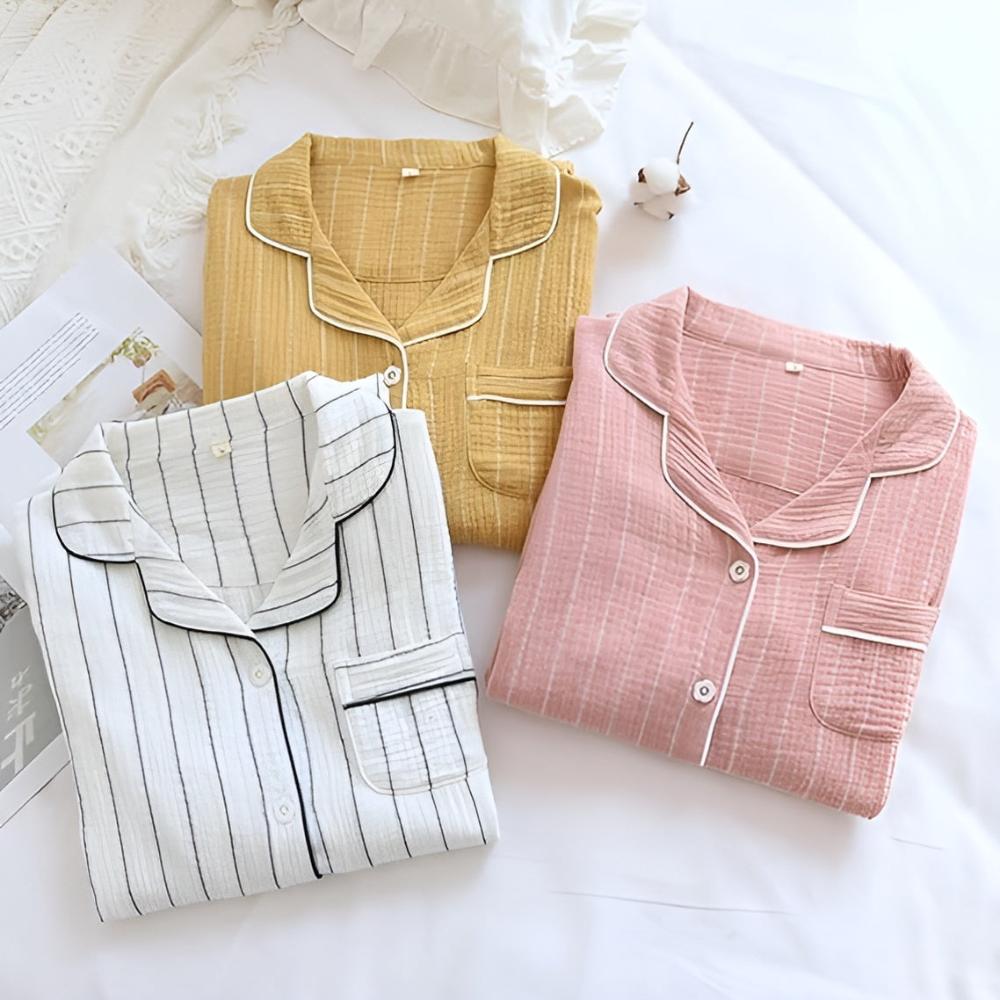 Scollo e dettaglio manica della camicia da notte donna a righe, stile elegante e confortevole.