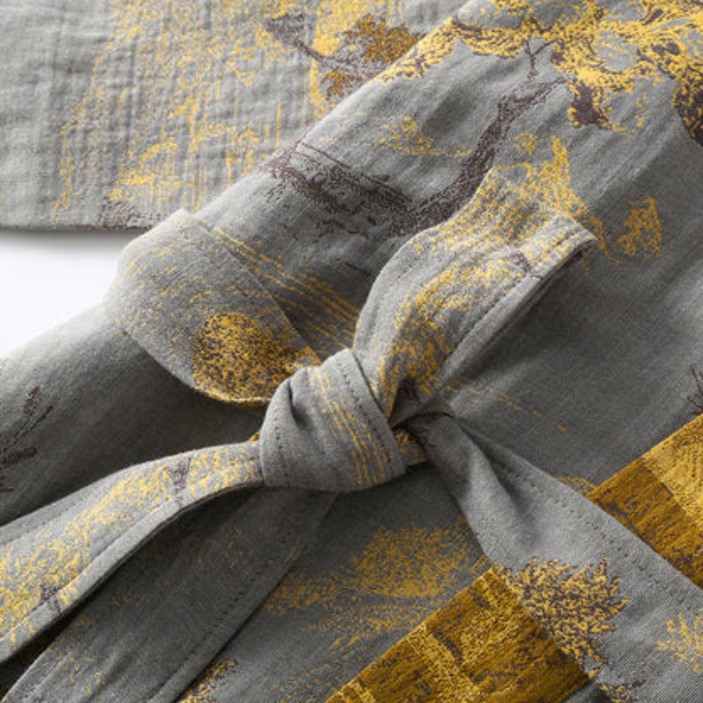 Accappatoio kimono unisex versatile in cotone leggero, ideale per relax, casa, spa e viaggi.