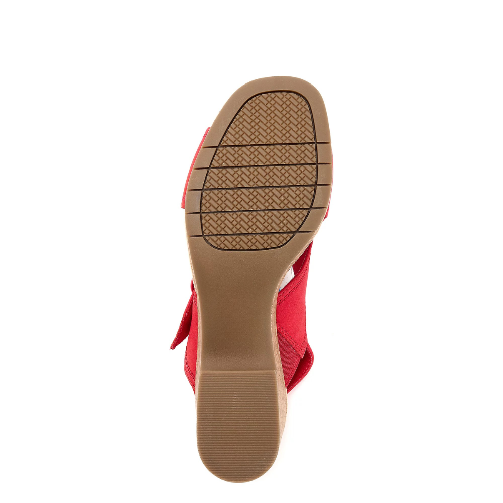 Versatili sandali da donna con plateau e zeppa, calzature estive ideali per look casual o serate eleganti.