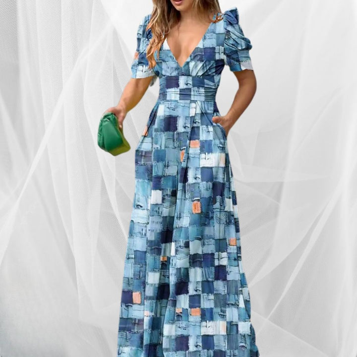 Modello di maxi dress donna bianco, scollo a V, con motivo estivo stampato, vestibilità comoda e fluida.
