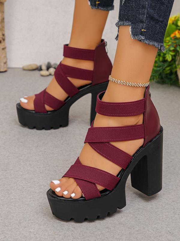 Calzature da donna eleganti con plateau e tacco grosso, perfette per un look raffinato e alla moda.