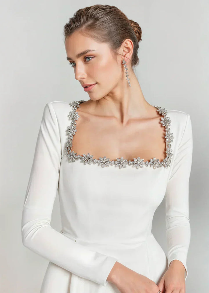 Mini abito donna di tendenza, scollo quadrato, maniche lunghe, gonna svasata, per stile elegante.