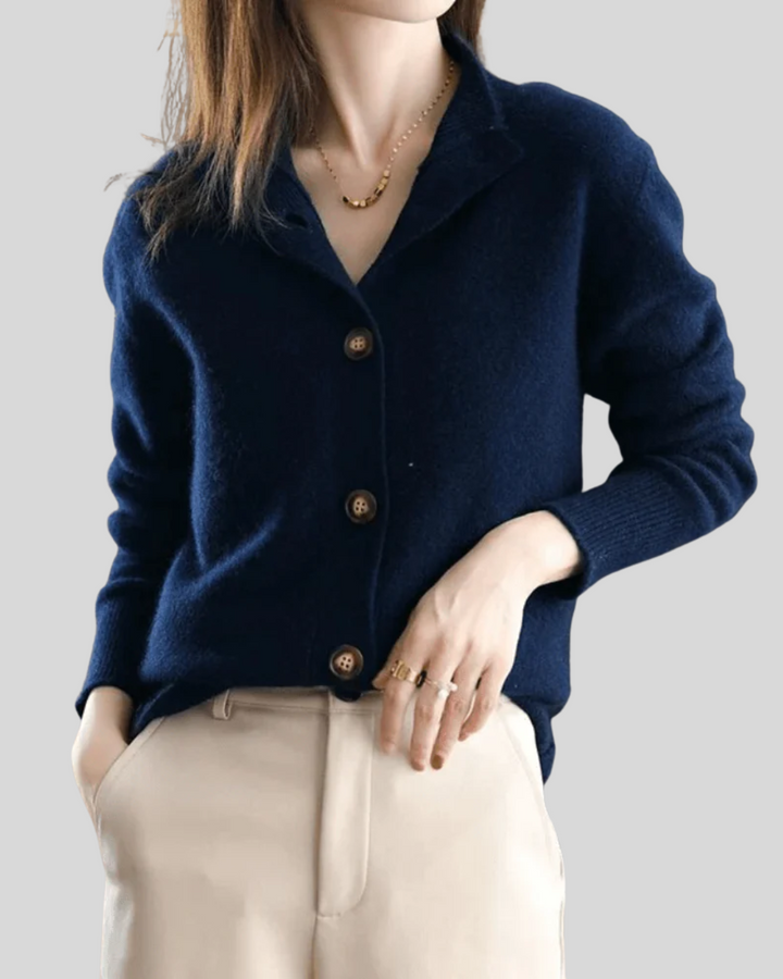 Donna con cardigan a scollo V morbido e bottoni, abbinato per un look casual chic e confortevole.