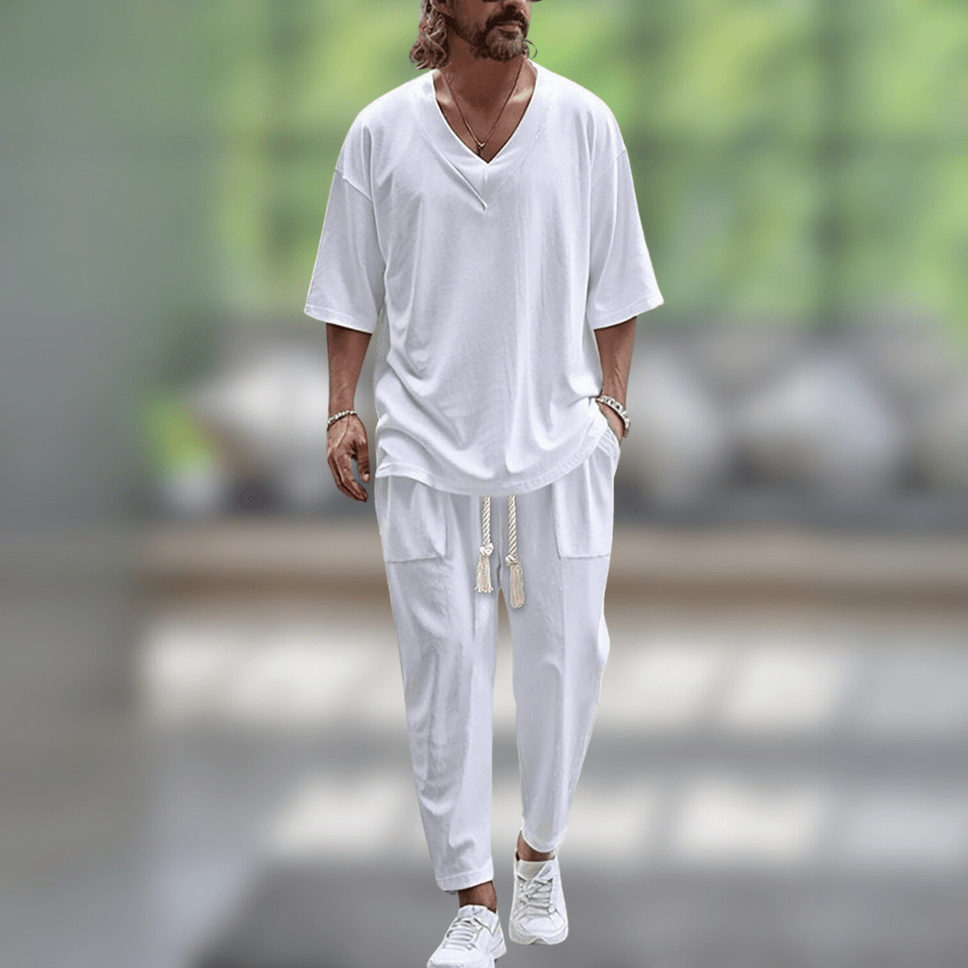 Outfit relax uomo oversize nero, set con maglia a maniche lunghe e pantaloni coordinati per stile casual invernale.