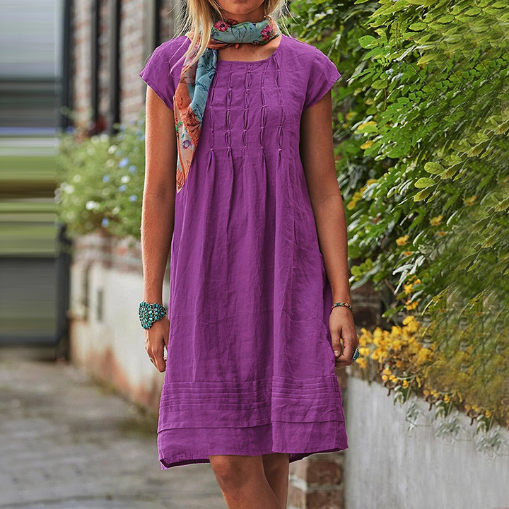 Modella indossa abito estivo midi ampio da donna con scollo a V, maniche corte, stile casual elegante e confortevole.
