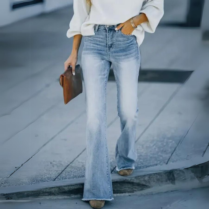 Modello jeans donna a vita alta con svasatura, un capo versatile per comfort e stile moderno.
