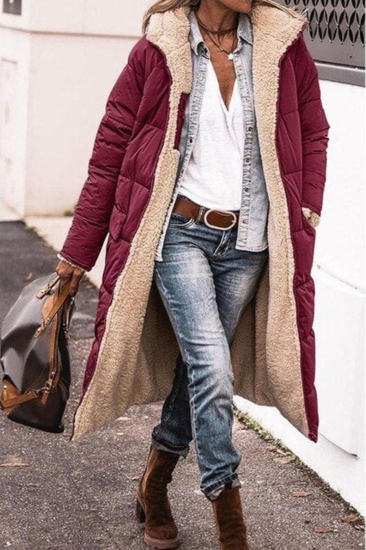 Design elegante per il cappotto donna reversibile invernale. Giacca lunga alla moda, perfetta per outerwear.