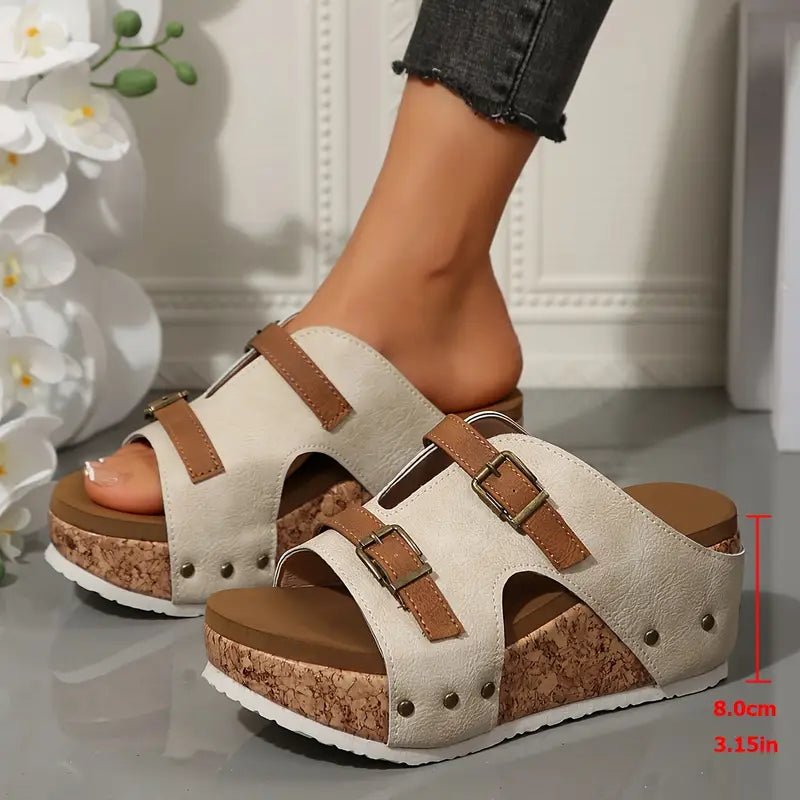 Sandali con zeppa Siena da donna, colore beige. Perfetti per l'estate, offrono eleganza e massimo comfort in ogni passo.