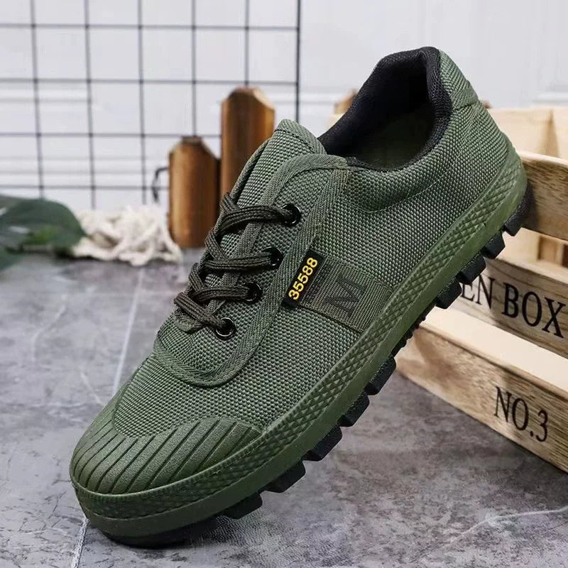 Scarpe sportive donna ammortizzate e antiscivolo, con pattern camouflage per trekking robusto e sicuro.