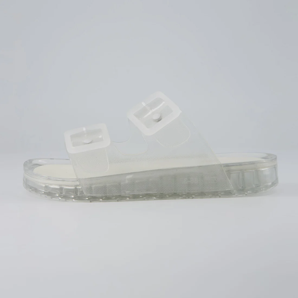 Donna cammina con sandali Jelly, unendo comfort estivo e stile casual. Calzature leggere e versatili per moda.