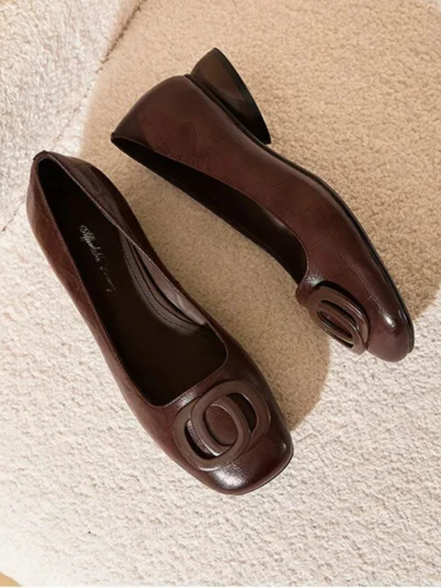 Primo piano ballerine donna eleganti con punta quadrata, calzature slip-on per un look moderno e quotidiano.
