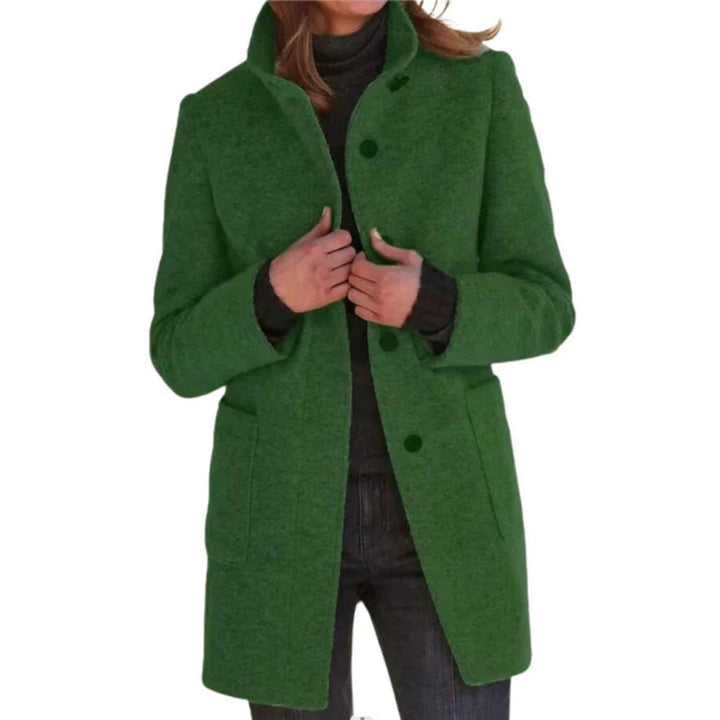 Cappotto da donna invernale caldo e confortevole, design monocromatico. Outwear elegante per l'inverno.
