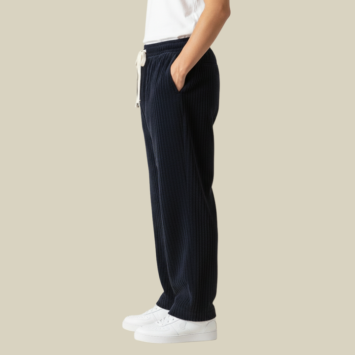 Massima comodità con questi pantaloni uomo casual in velluto a coste, vita elastica e tasche.