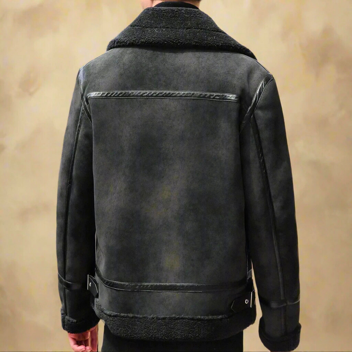 Cappotto uomo elegante per l'inverno, con cintura. Ideale per la moda maschile e un look classico.