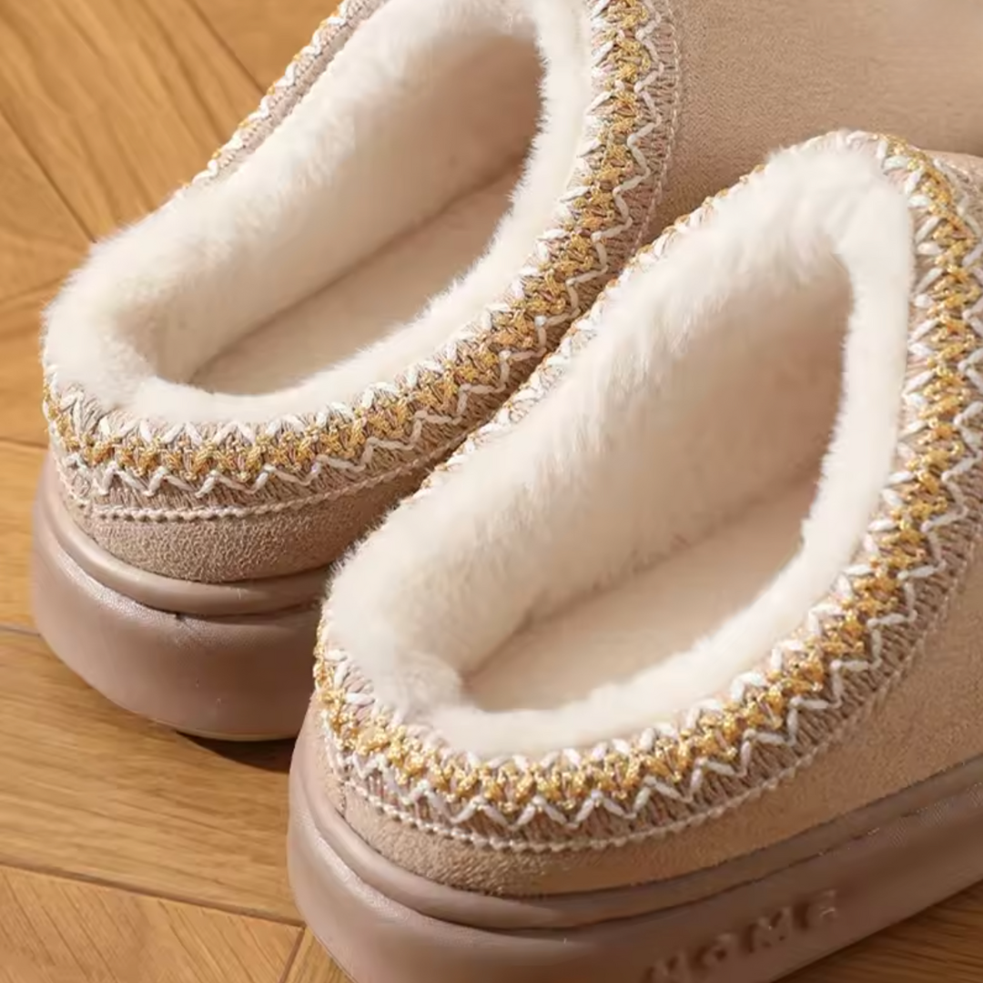 Dettaglio sandali donna in pelle vegana nera, cinturino regolabile, finitura liscia, stile moderno e comfort per ogni giorno.