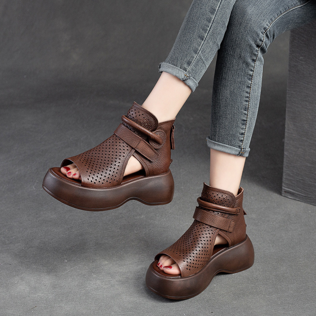 Eleganti sandali con plateau da donna, ideali per look casual o chic in estate.