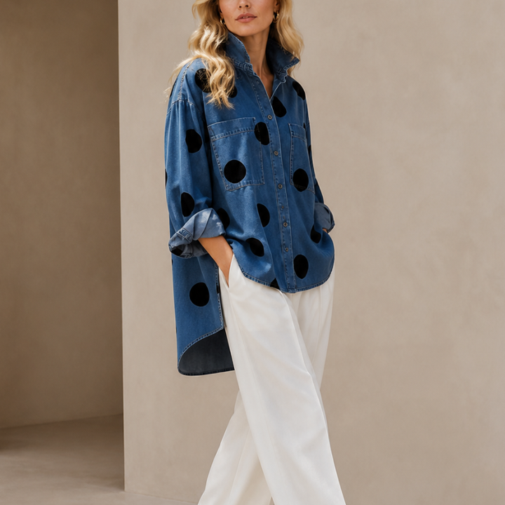 Camicia donna in tessuto leggero a pois, manica lunga e bottoni. Comoda e casual per l'autunno e la primavera.