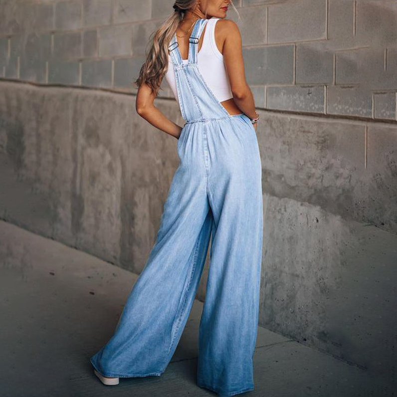 Tuta lunga da donna in denim grigio con gamba larga e vestibilità comoda, ideale per un outfit casual-chic di tendenza.