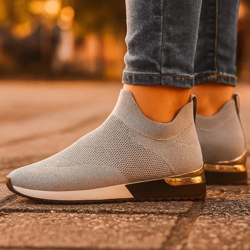 Eleganti sneakers slip-on donna beige, traspiranti e ultra comode. Ideali per un look estivo chic.