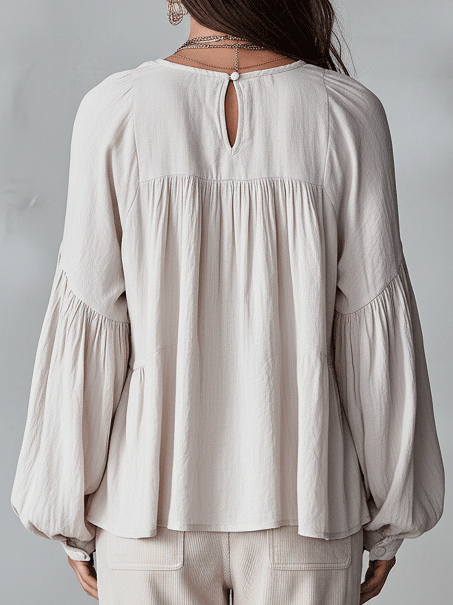 Camicetta donna a maniche lunghe con volant, perfetta per un tocco vintage-bohémien.