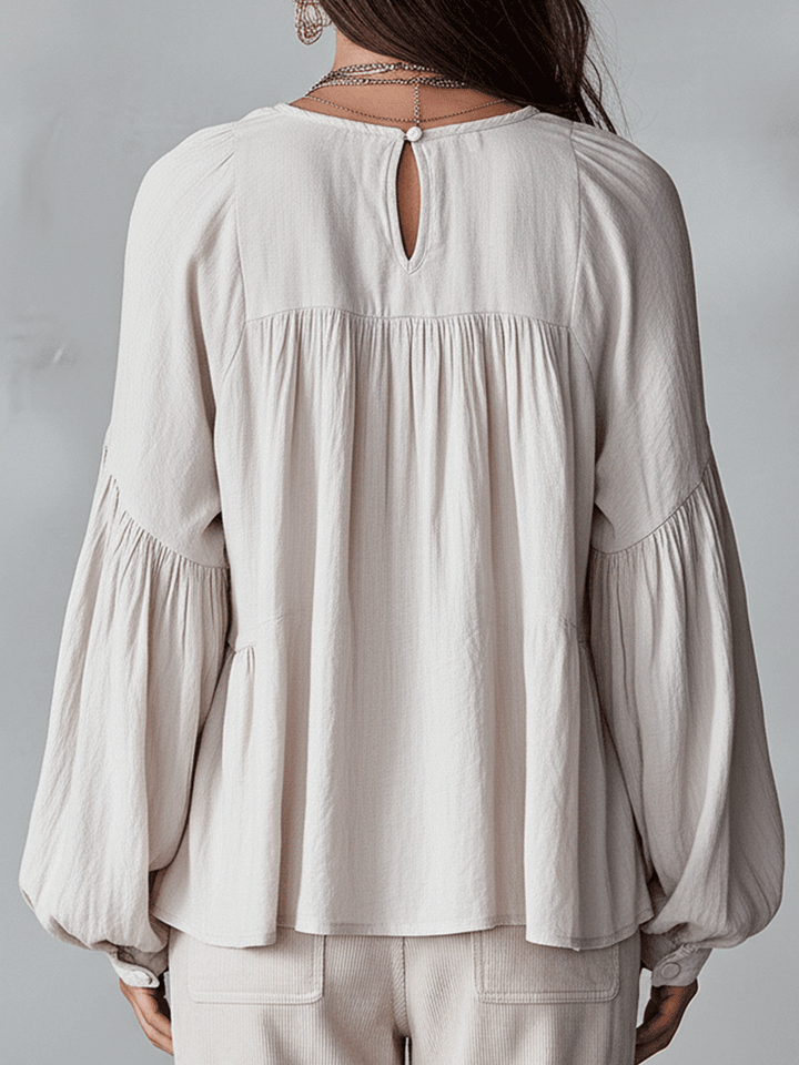 Camicetta donna a maniche lunghe con volant, perfetta per un tocco vintage-bohémien.