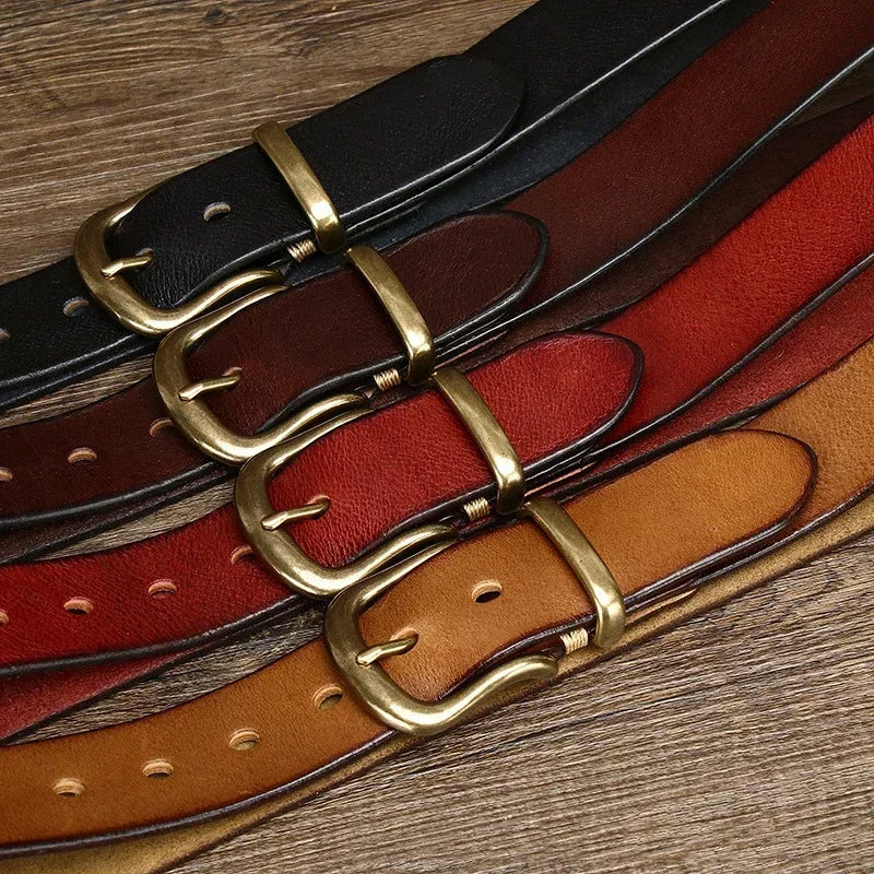 Pregiata cintura uomo in pelle pieno fiore artigianale, con fibbia ottone, accessorio di lusso per stile casual-elegante.