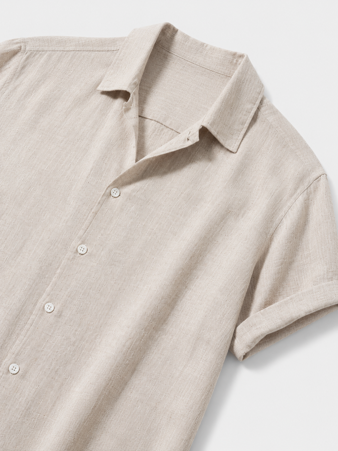 Camicia uomo beige a maniche corte, ideale per vacanze e outfit casual estivi.