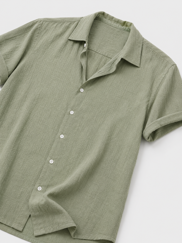 Camicia uomo estiva verde salvia fresca e leggera, ideale per le giornate calde e un comfort ottimale.