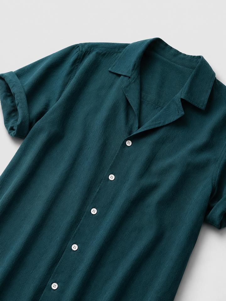 Elegante camicia uomo verde petrolio per estate, versatile per outfit casual o formali, maniche corte.
