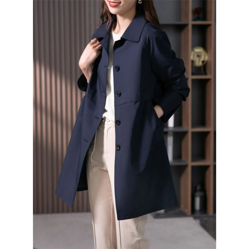 Cappotto trench donna nero, capospalla elegante e casual, perfetto per outfit primaverili e autunnali.