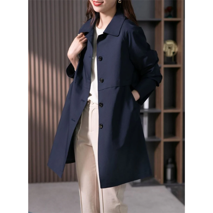 Cappotto trench donna nero, capospalla elegante e casual, perfetto per outfit primaverili e autunnali.
