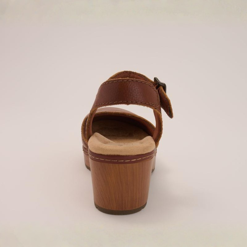Zoccoli donna Nora, calzature con plateau che uniscono comfort e tendenza per la moda quotidiana.
