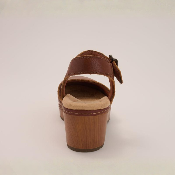 Zoccoli donna Nora, calzature con plateau che uniscono comfort e tendenza per la moda quotidiana.
