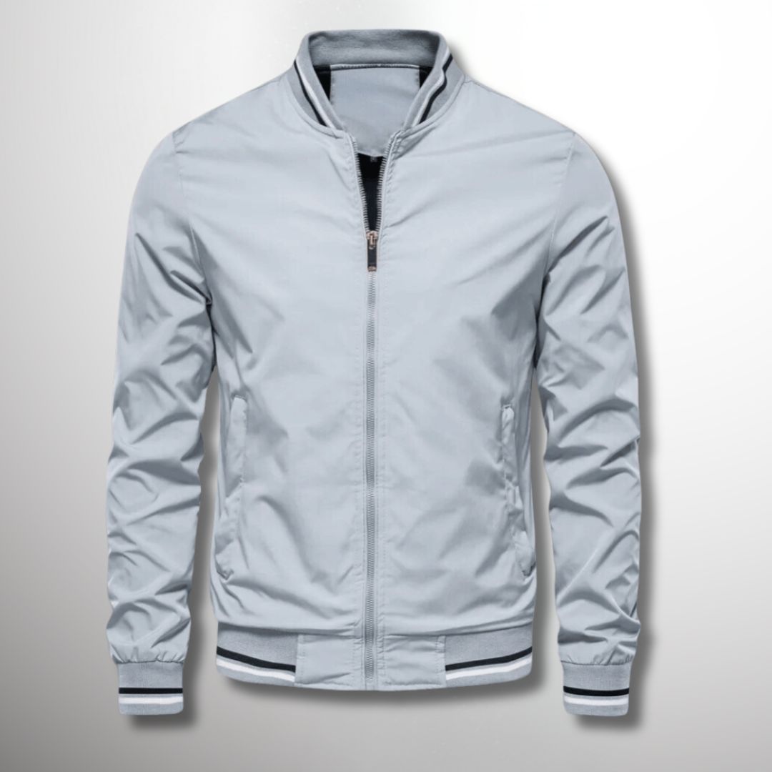 Giacca casual uomo autunnale, leggera e comoda, con zip frontale. Ideale per un look versatile quotidiano.