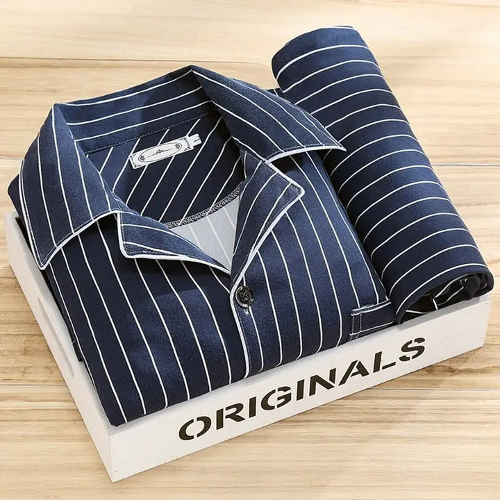Maglia pigiama uomo a maniche lunghe e pantaloni a righe, set comodo per il riposo.