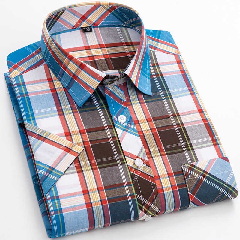 Dettaglio camicia uomo maniche corte scozzese, tessuto leggero e bottoni. Look casual estivo.