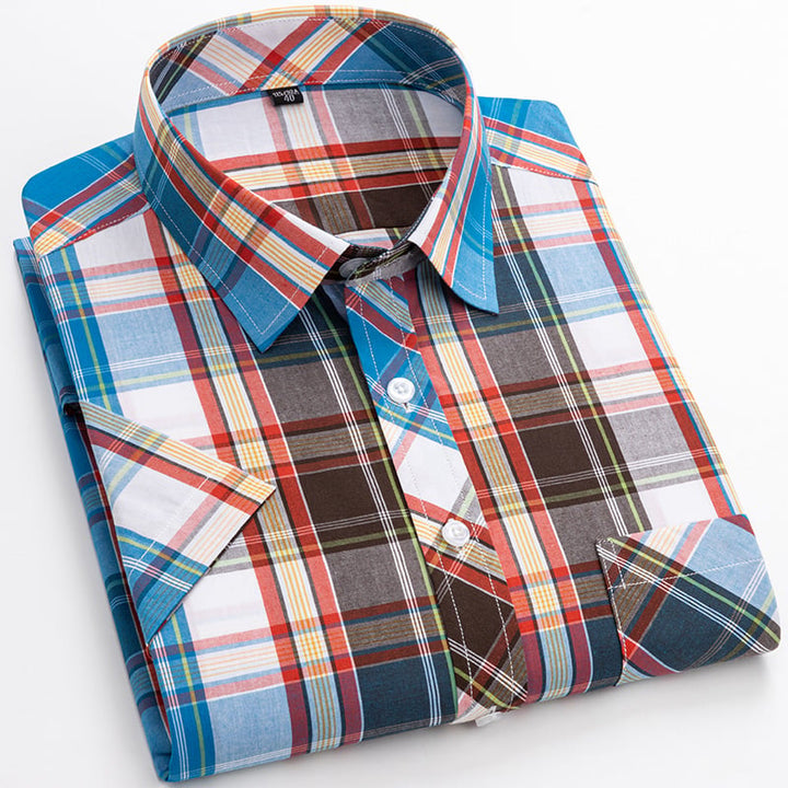 Dettaglio camicia uomo maniche corte scozzese, tessuto leggero e bottoni. Look casual estivo.