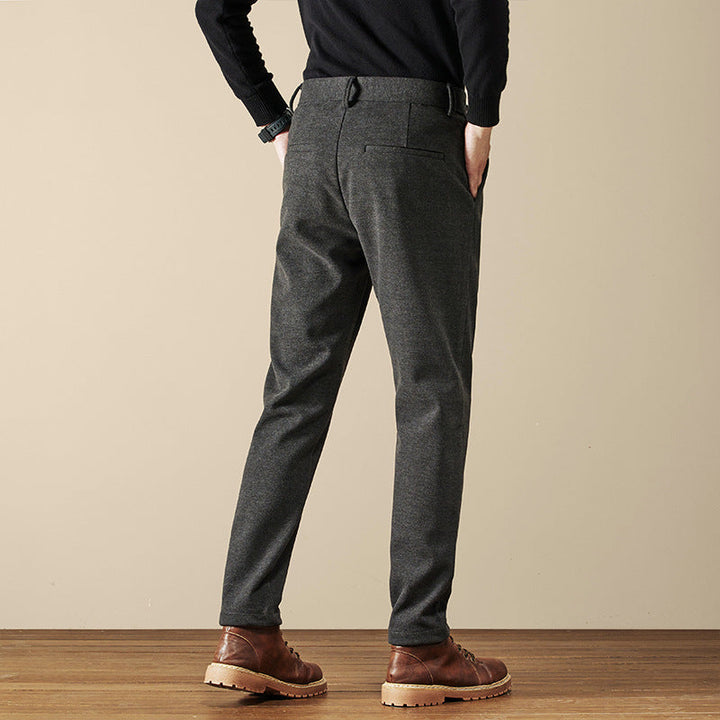 Pantaloni uomo slim fit neri, grigi o beige. Eleganti e regolabili per ufficio o look formale. Stile raffinato.