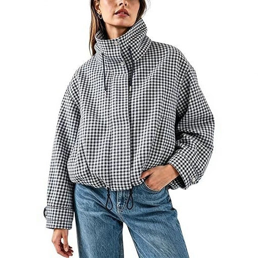 Elegante giacca donna a quadri per mezza stagione, dal taglio corto e collo rialzato, stile casual chic.